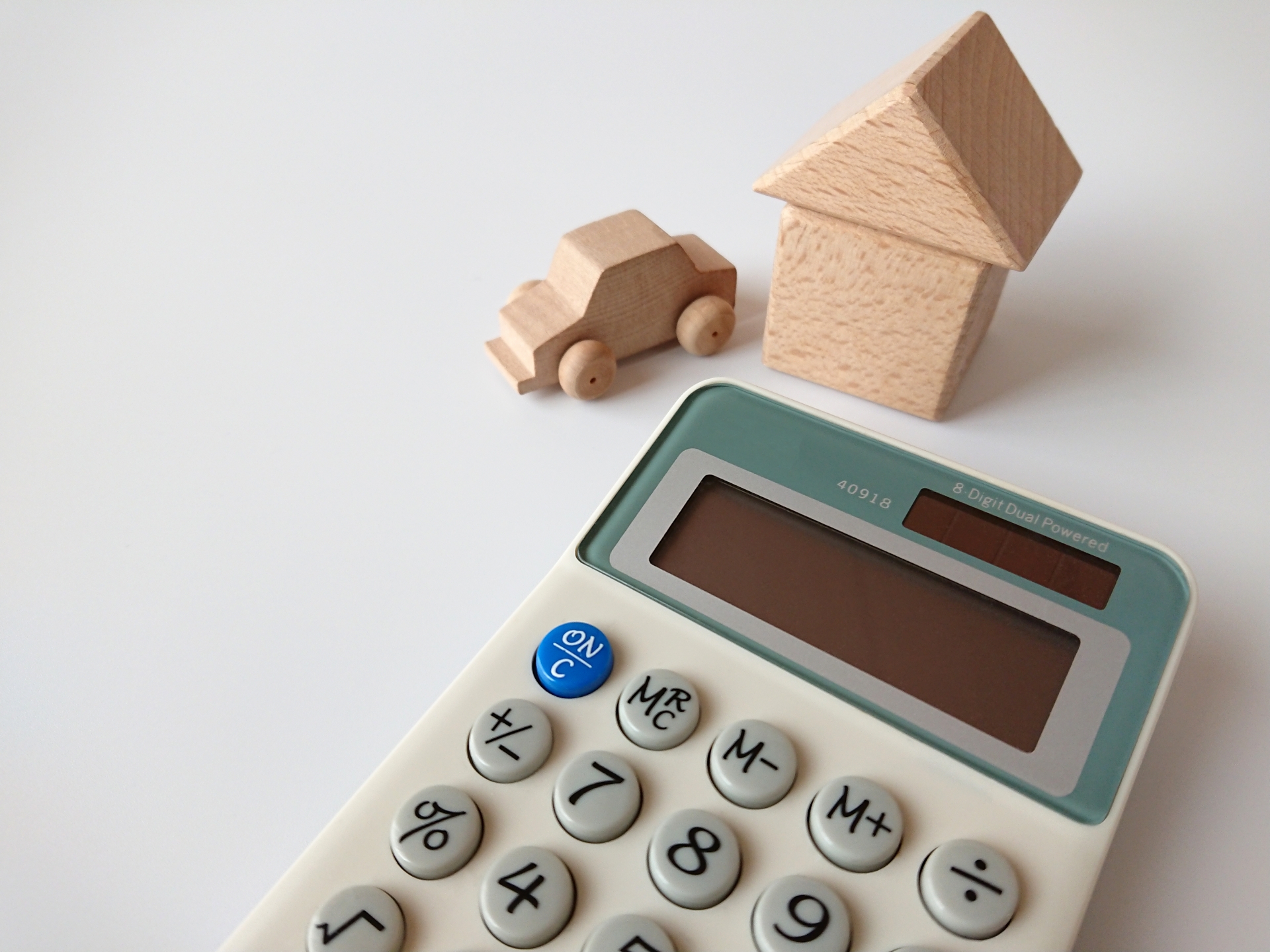 積み木の家と車と計算機 2