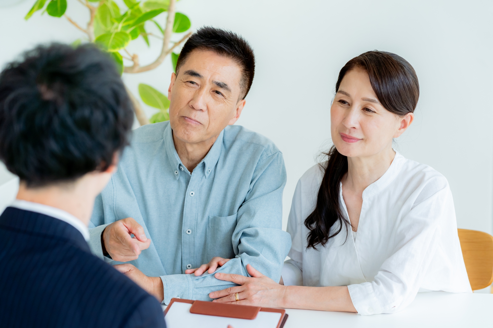 相談するシニア夫婦