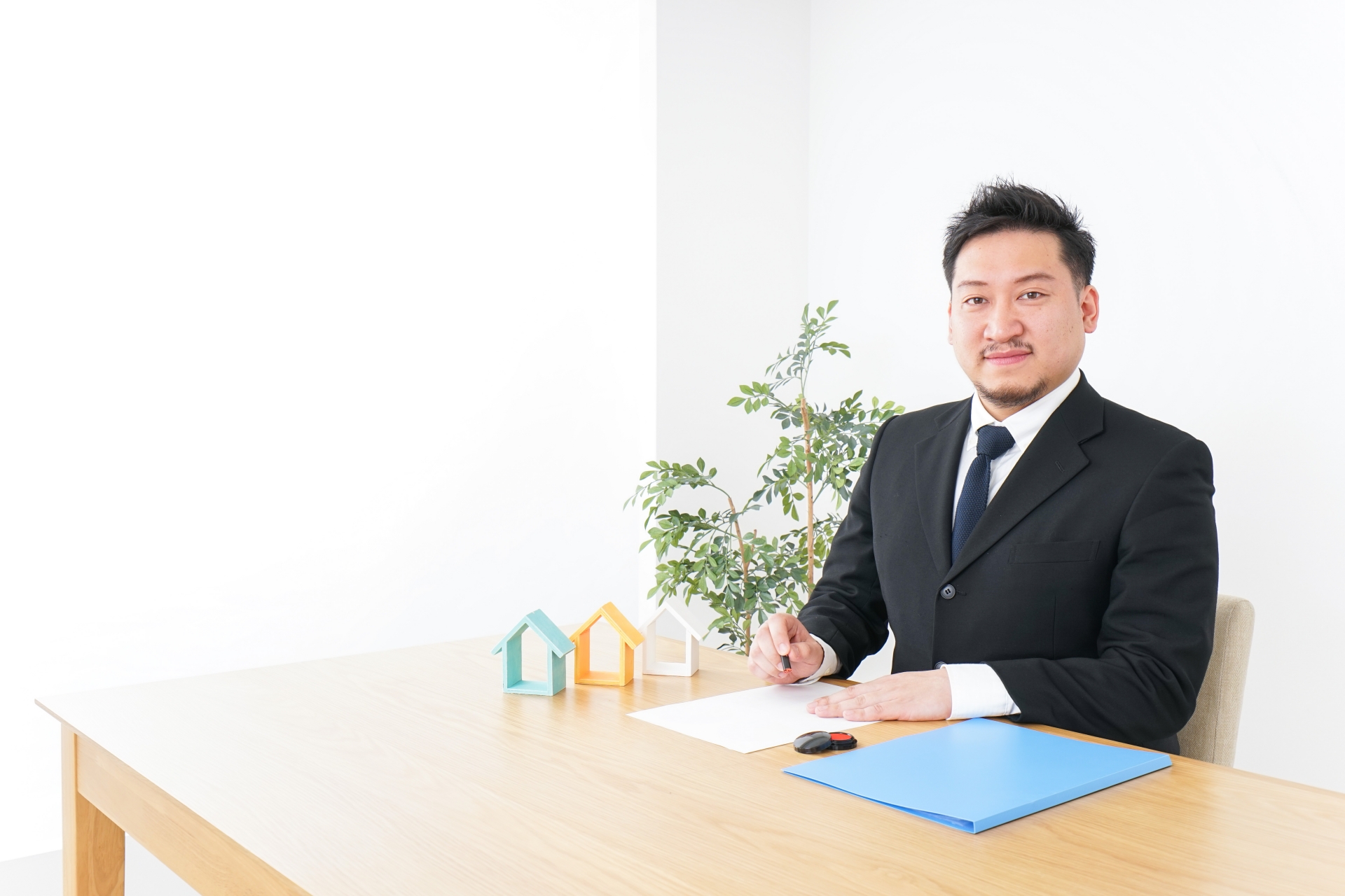 不動産の契約をする男性