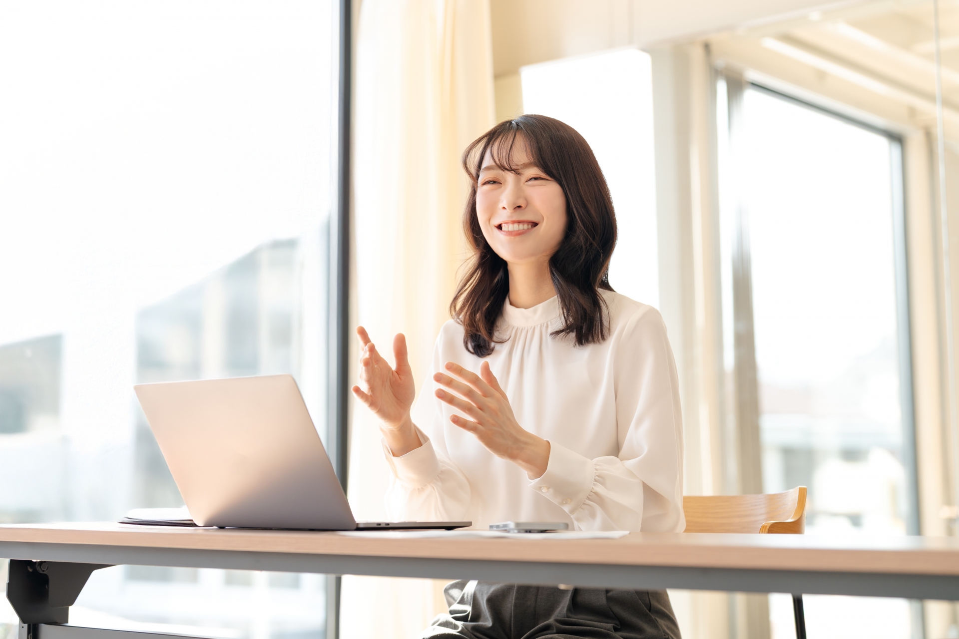 笑顔で対話する女性・ビジネスウーマン