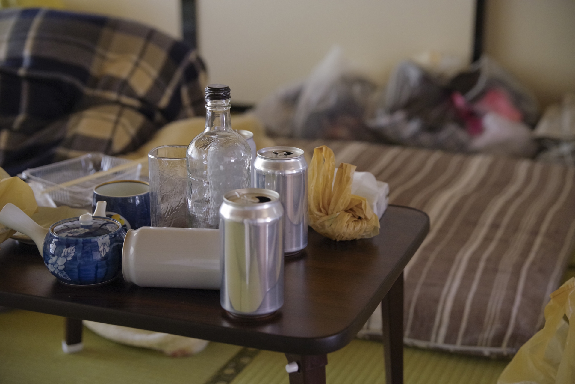 ゴミが散乱した一人暮らしの部屋