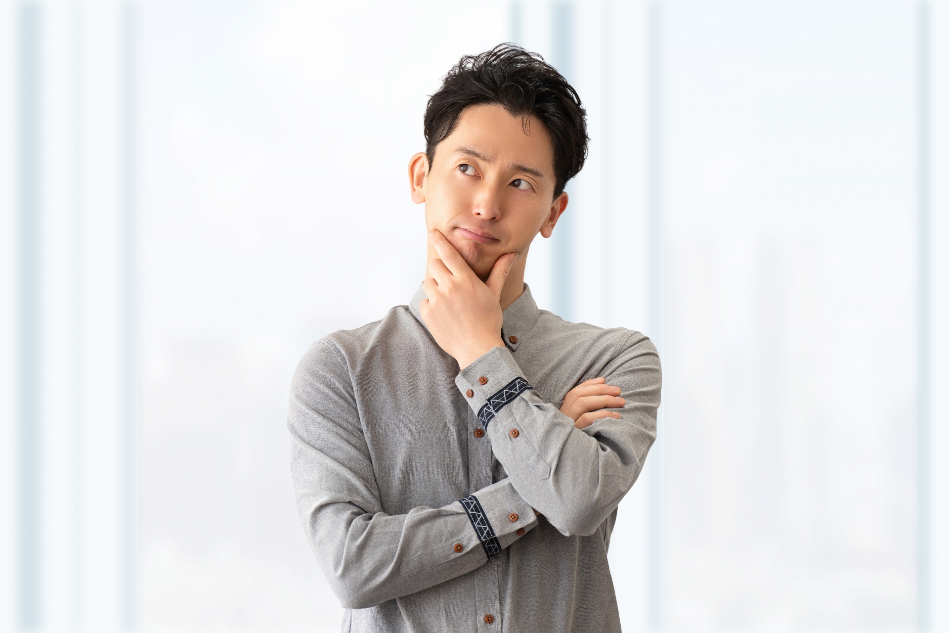 考えごとをする男性ビジネスマン