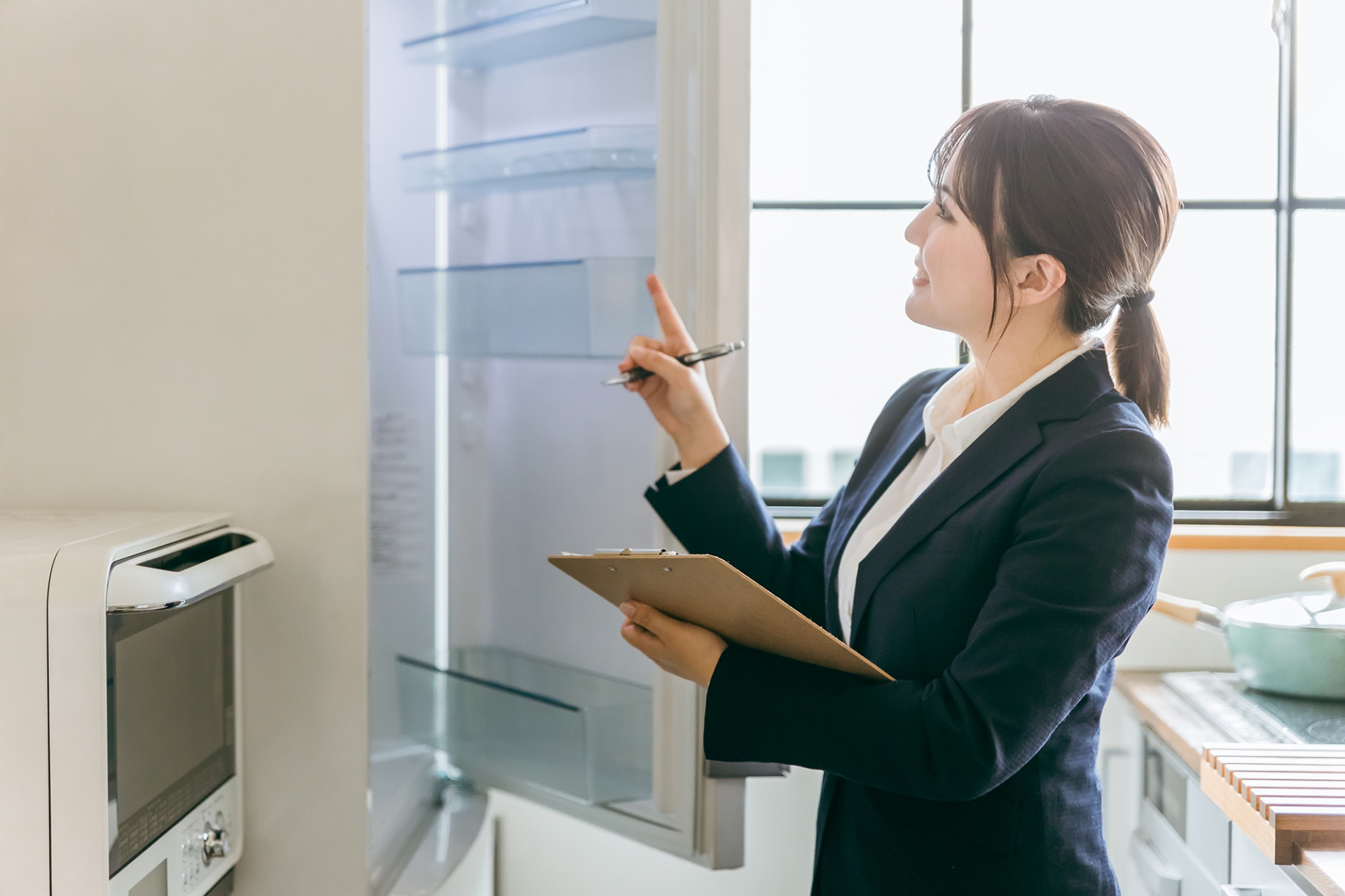 冷蔵庫を点検するビジネスウーマン