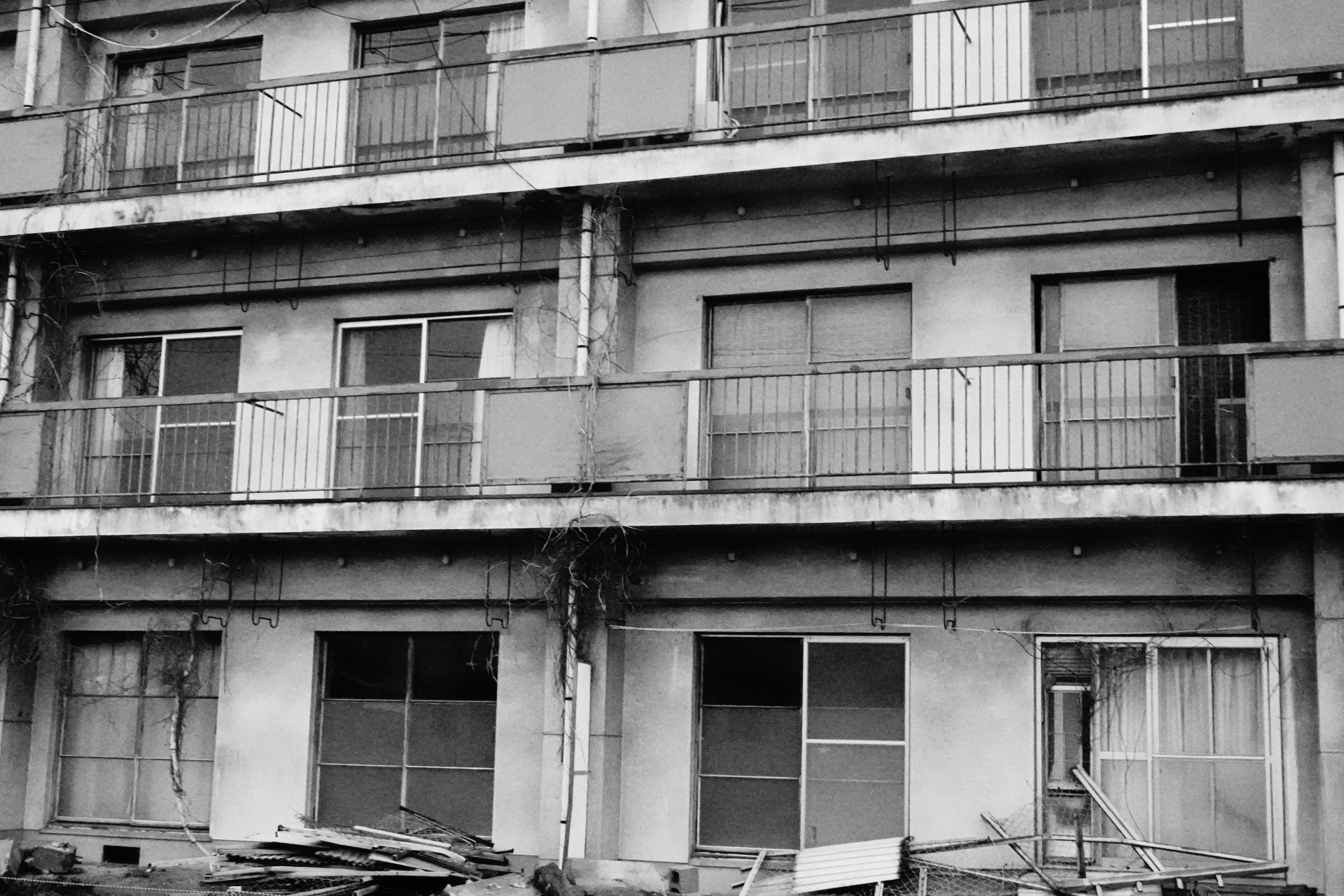 不気味な廃マンション　モノクローム