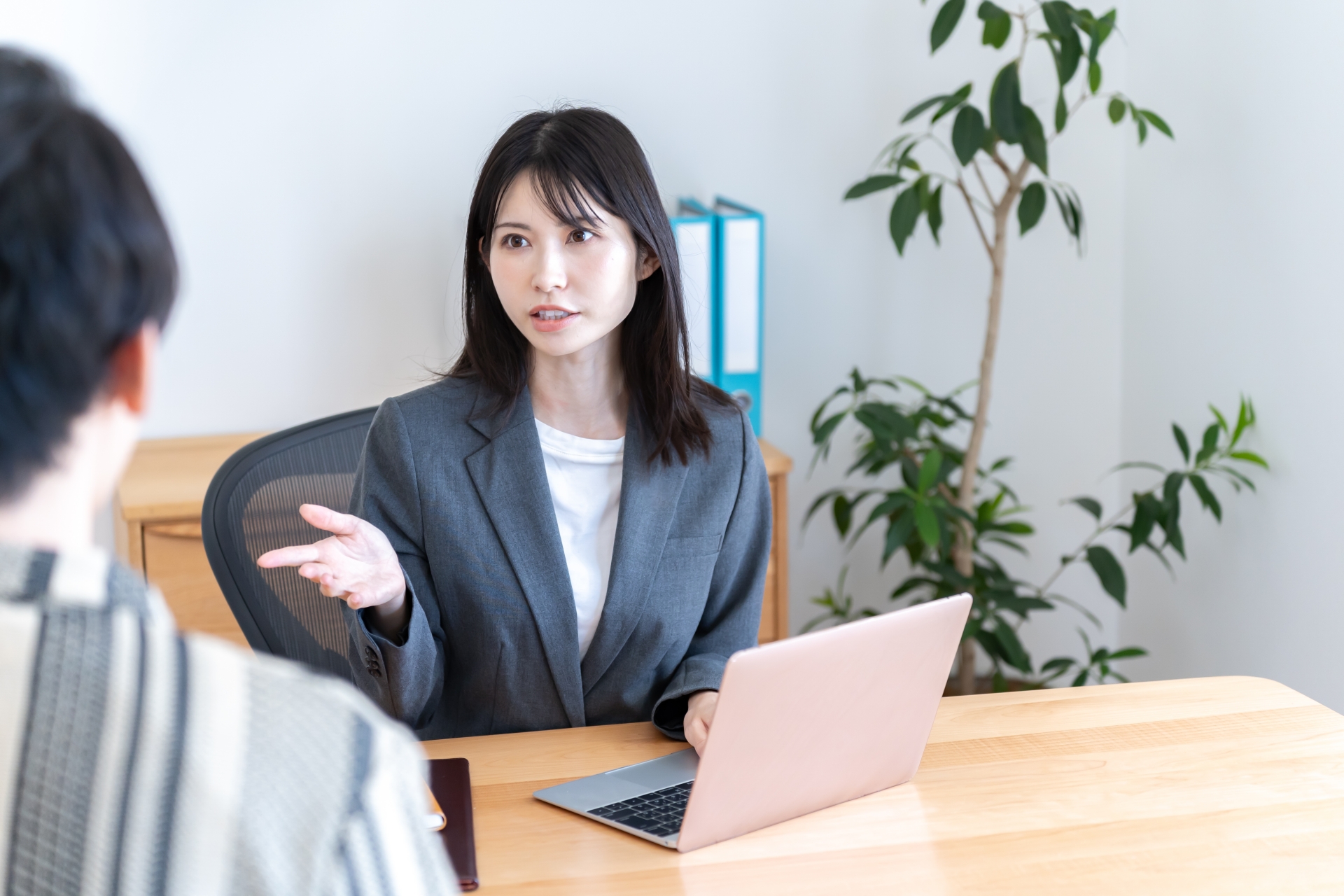 話しをするビジネスマン