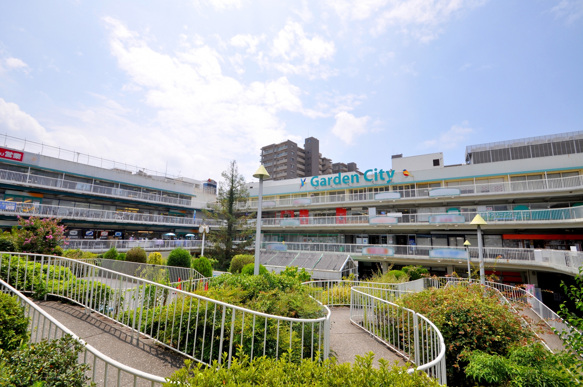 栂・美木多駅前風景