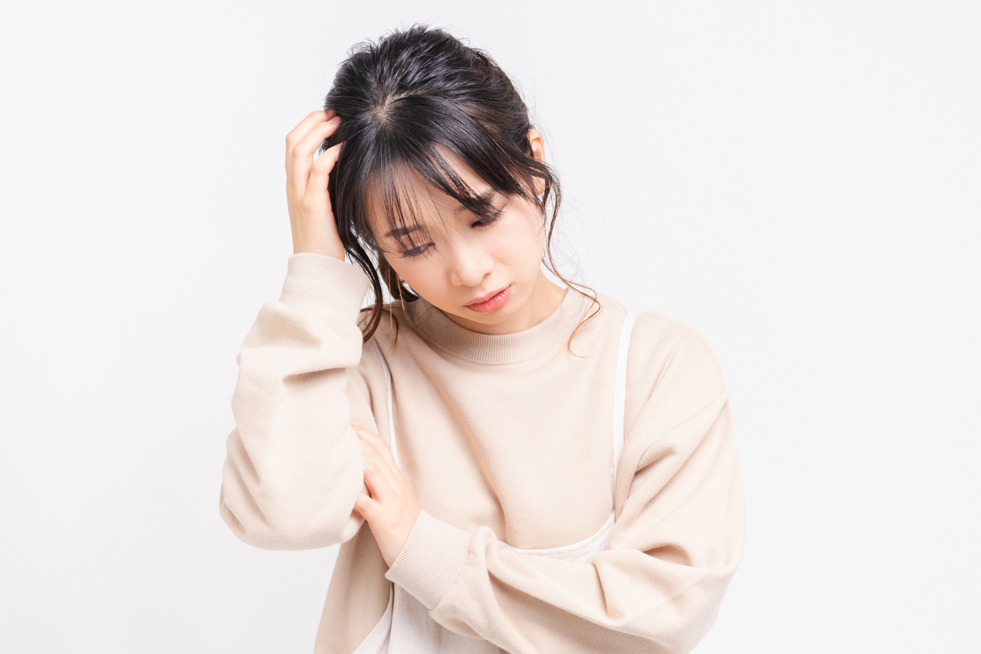 悩み事を抱える若い女性