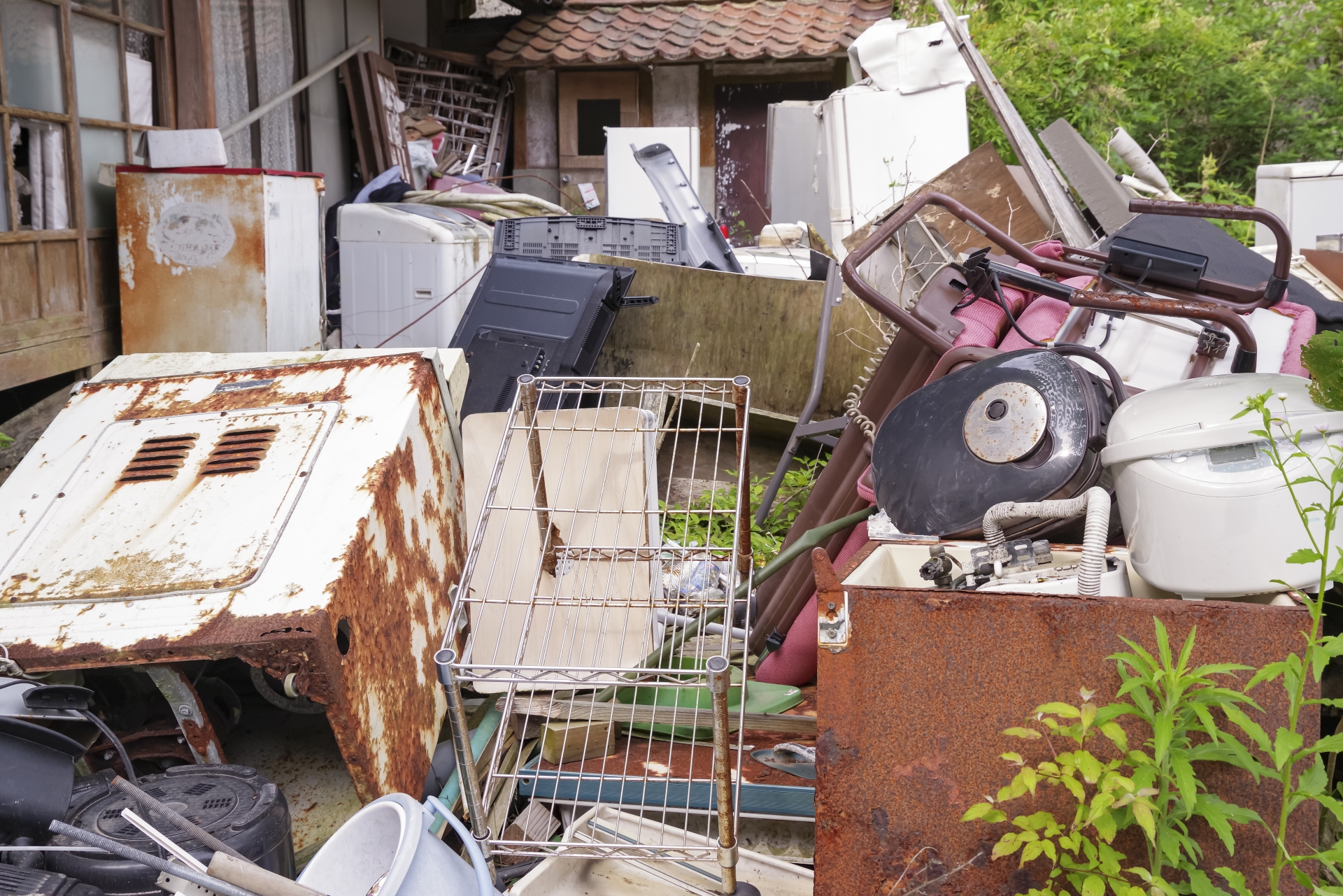 古民家に山積みされた粗大ゴミ
