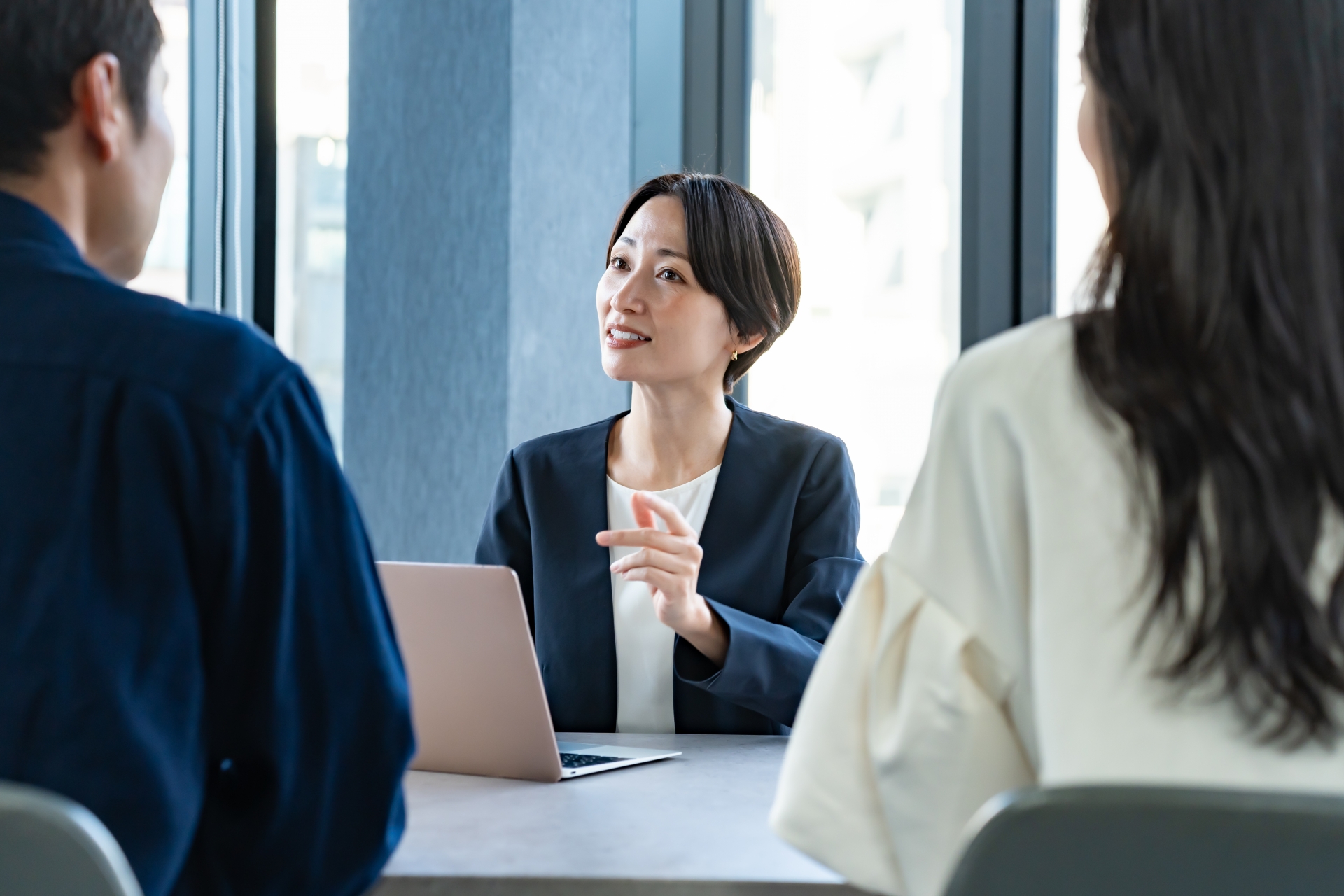 商談をする女性