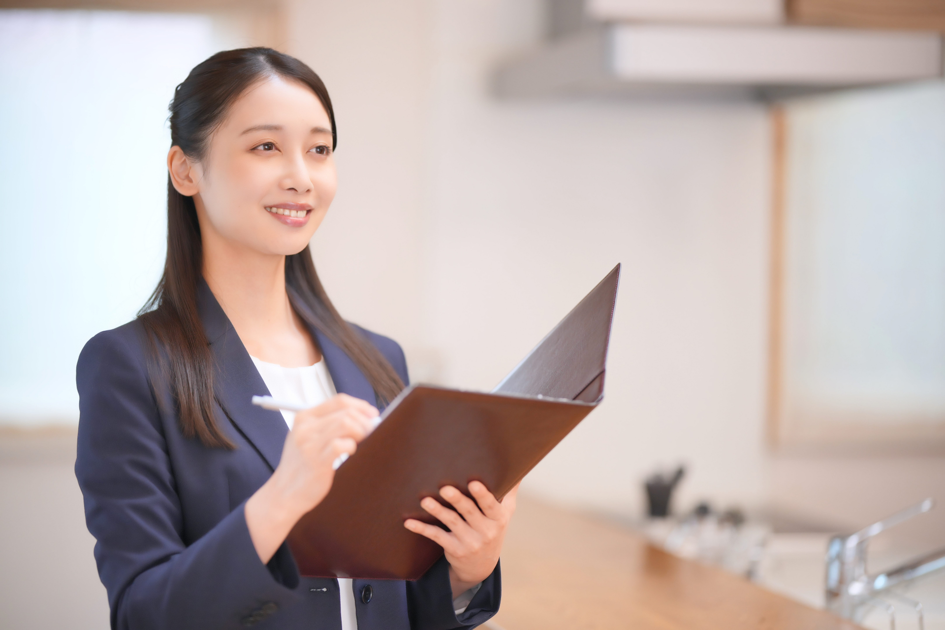 ノートに記入する女性