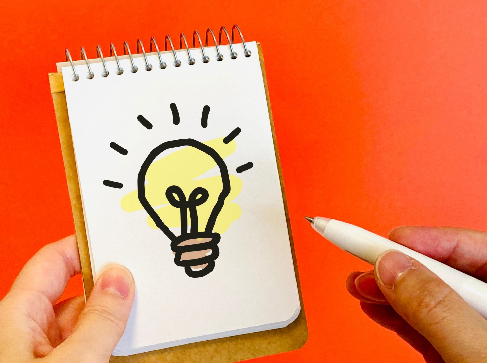 豆電球の絵をメモ帳に描く