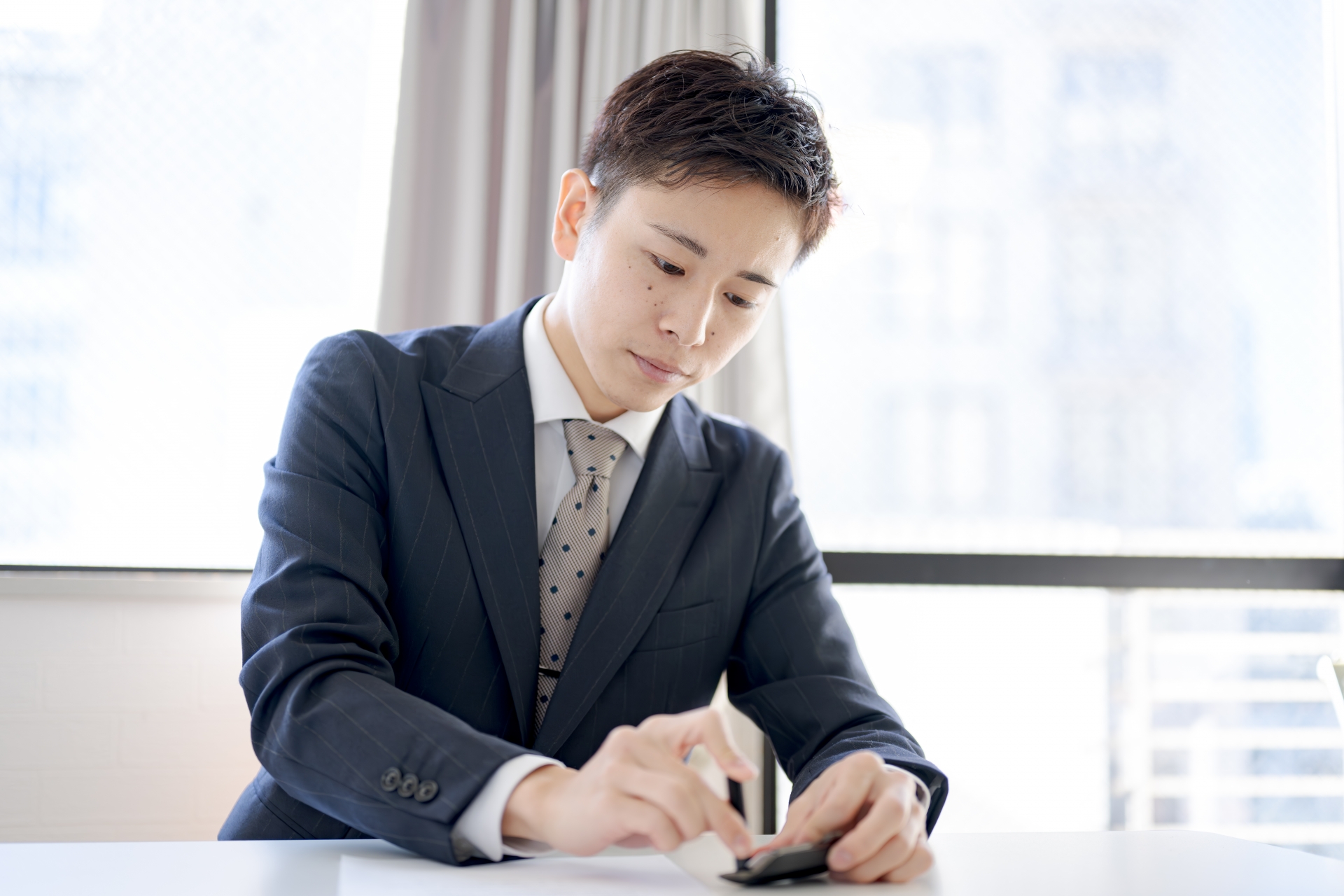 判子を押すビジネスマン