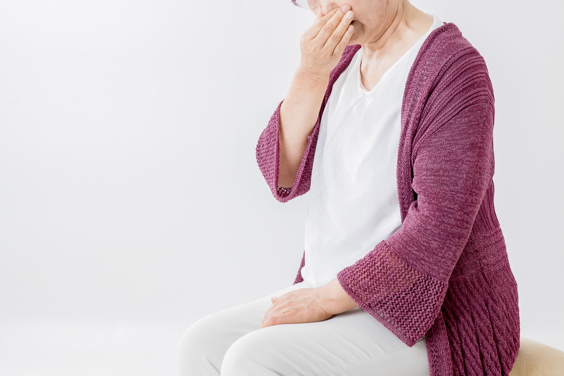 口が気になる高齢者の女性