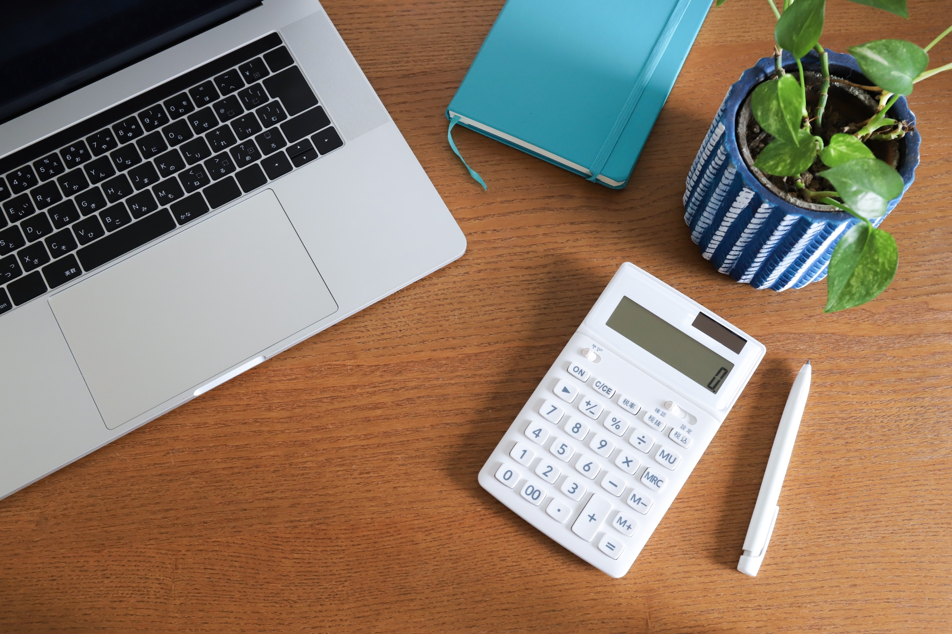 計算機とパソコン　ビジネスイメージ