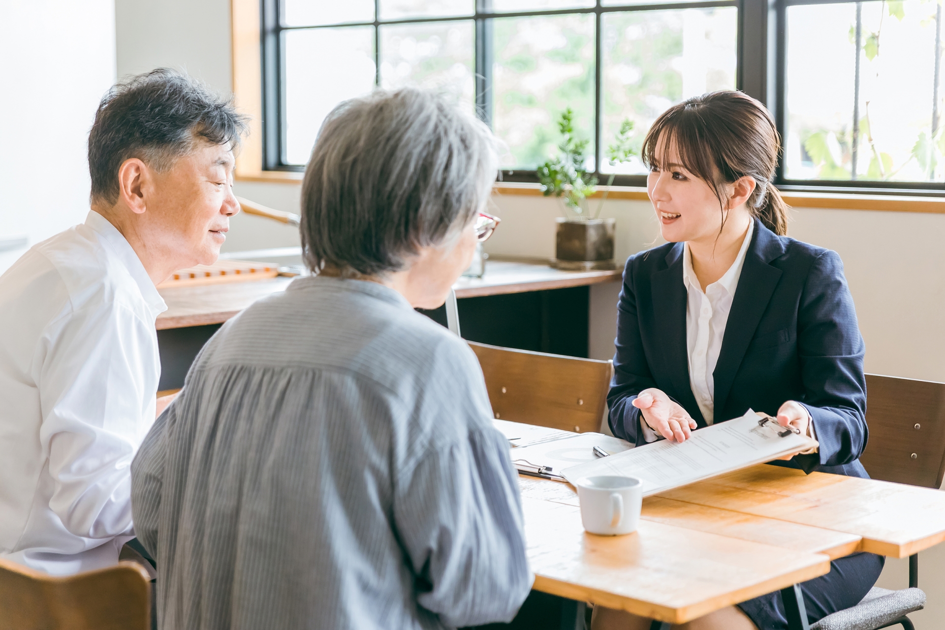 お客様と打ち合わせ中の担当者