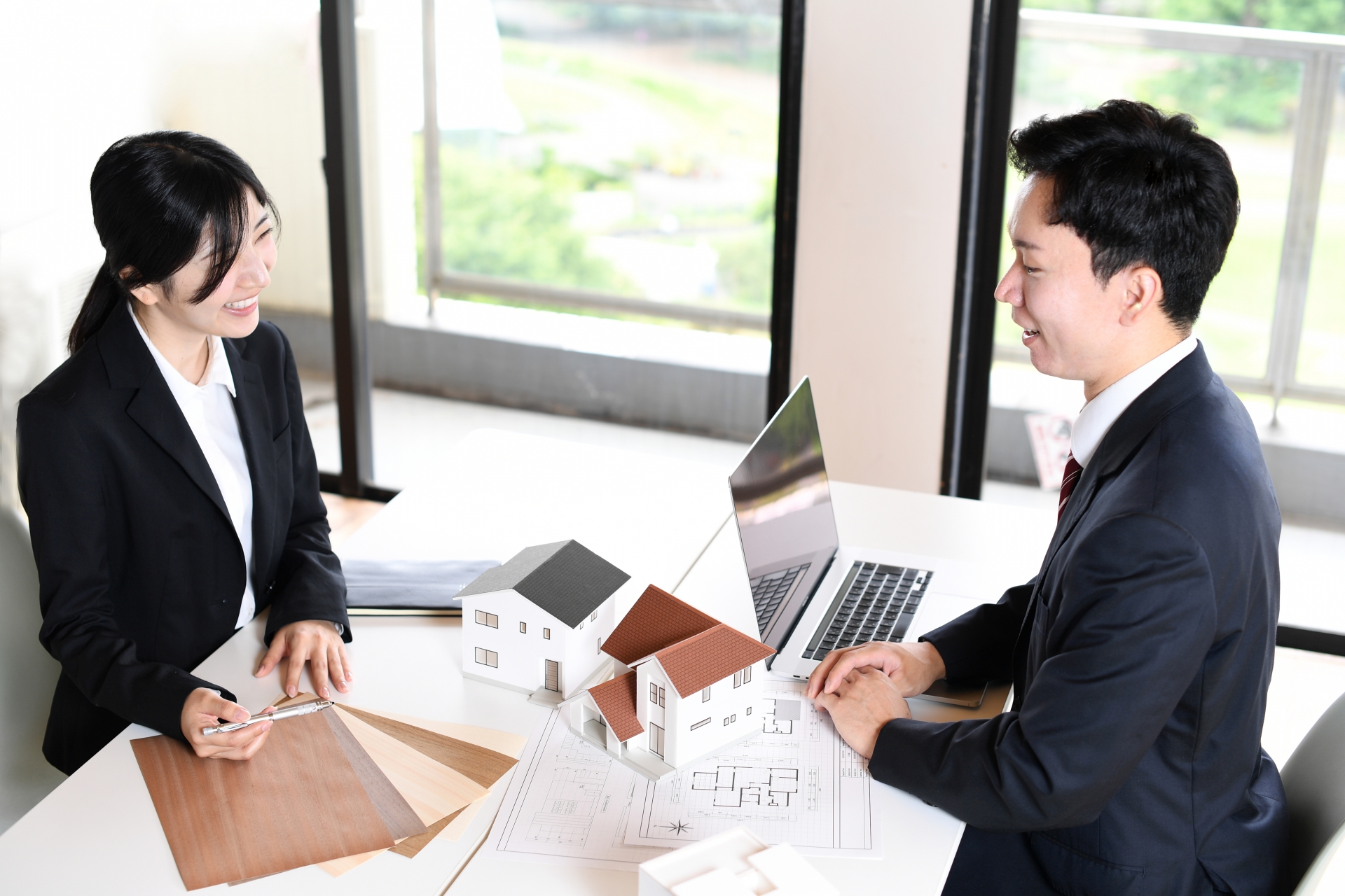 不動産会社のスタッフ