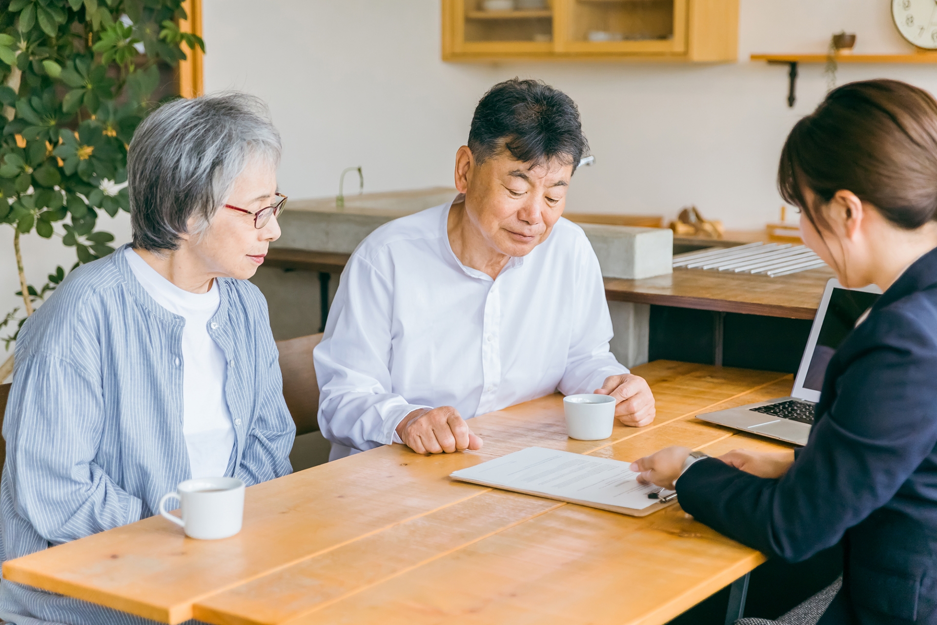 説明を受ける高齢夫婦