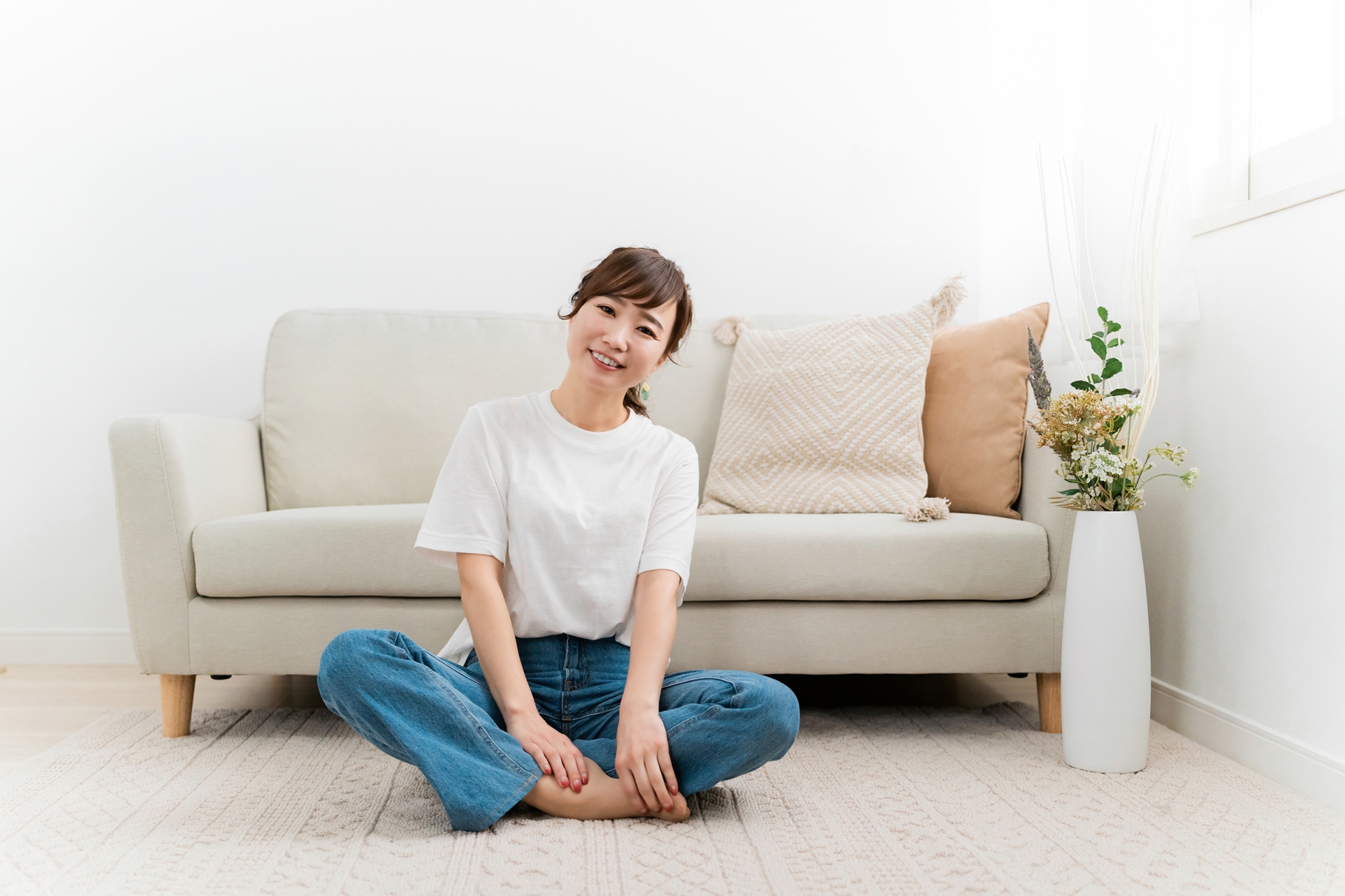床に座る女性