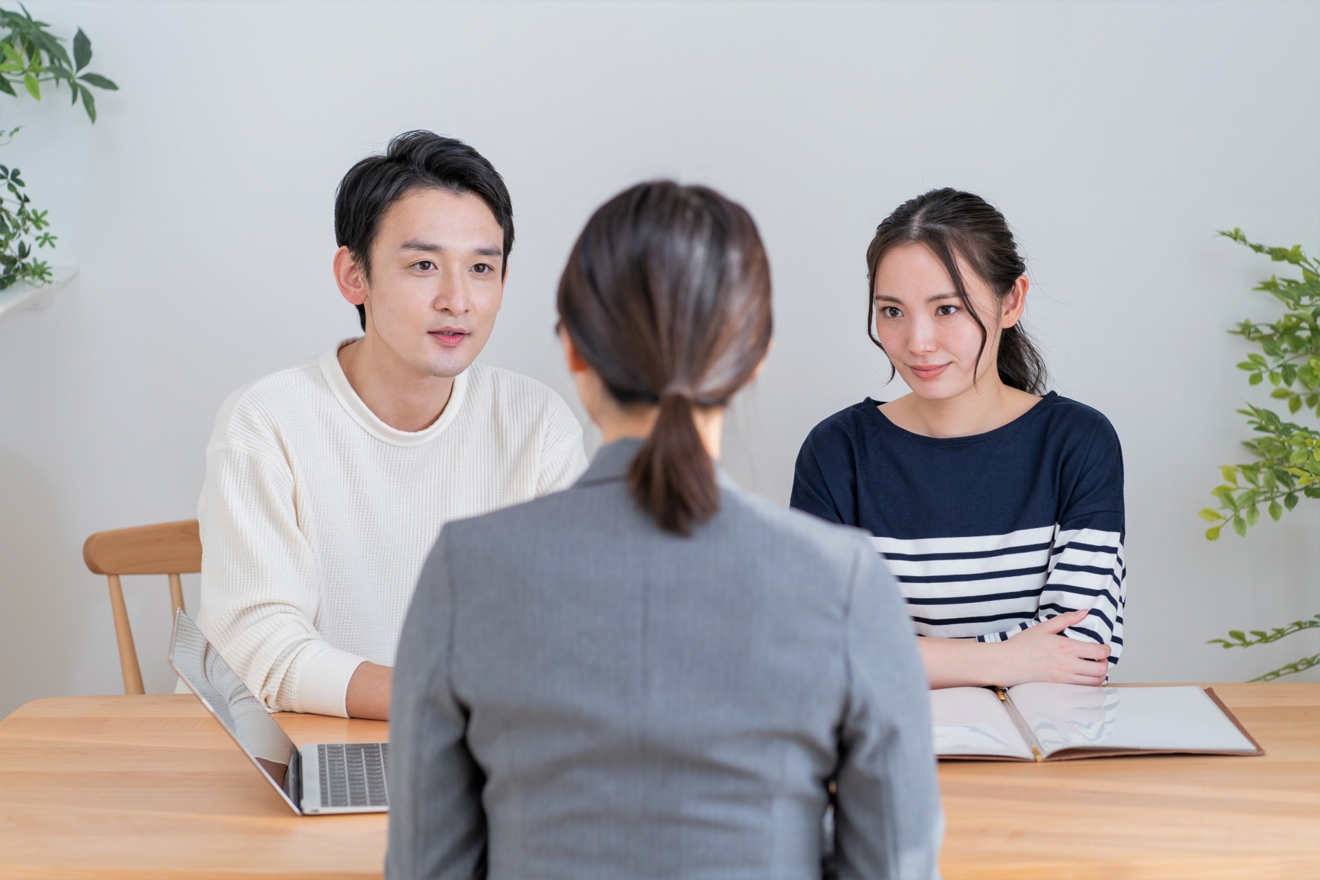 専門家と相談する家族