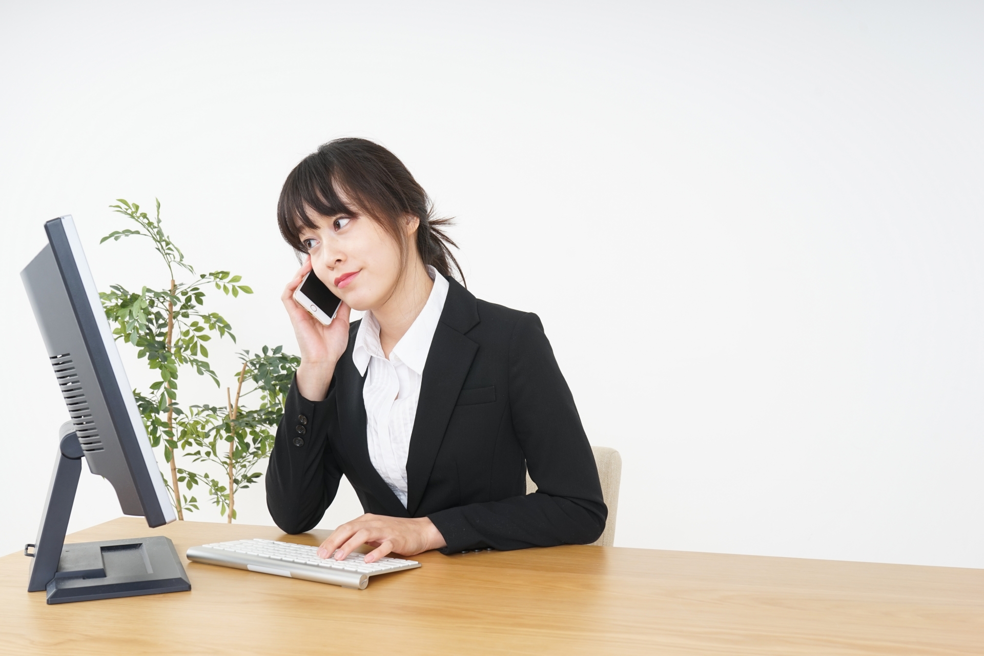 電話する女性