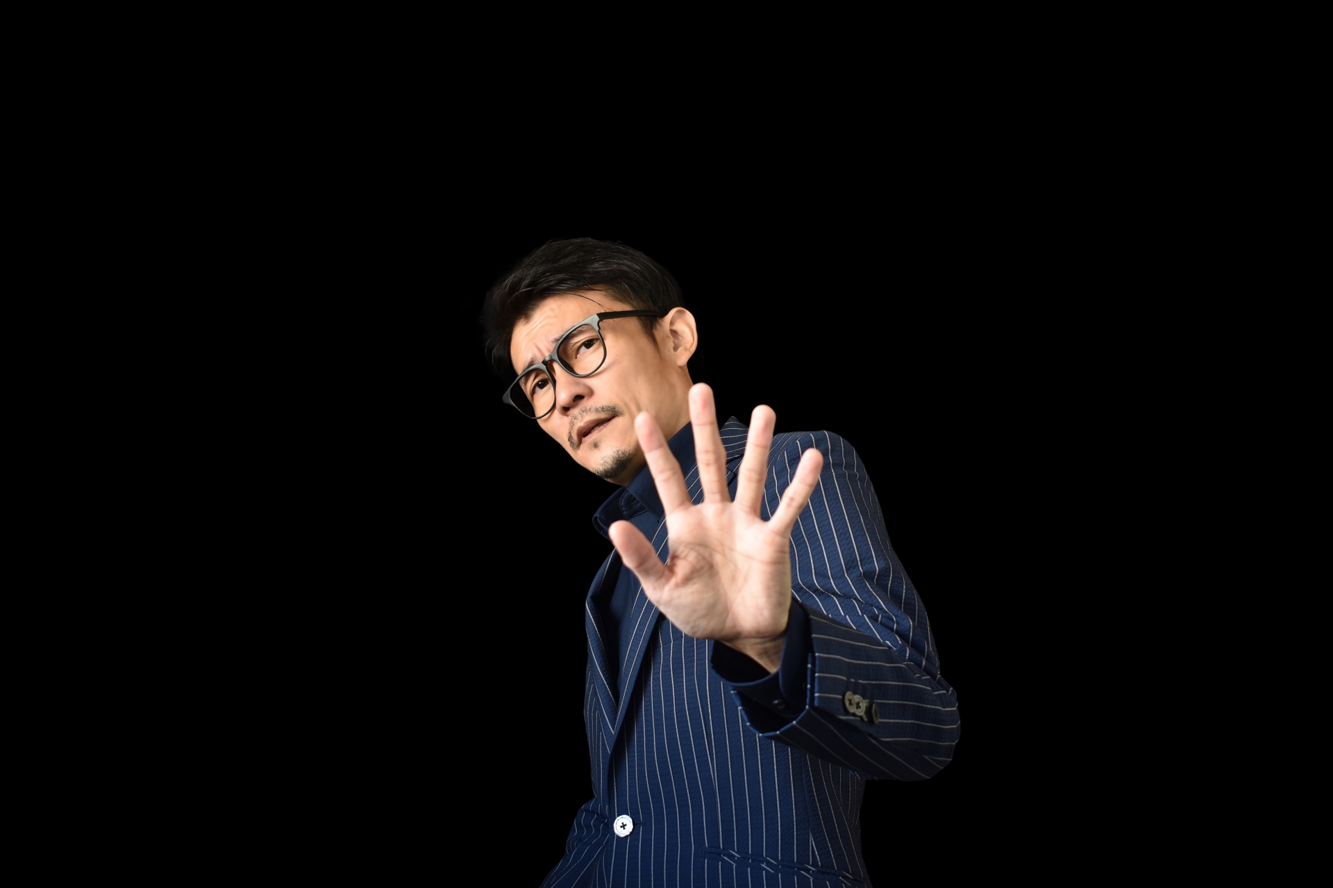 手のひらを向ける男性