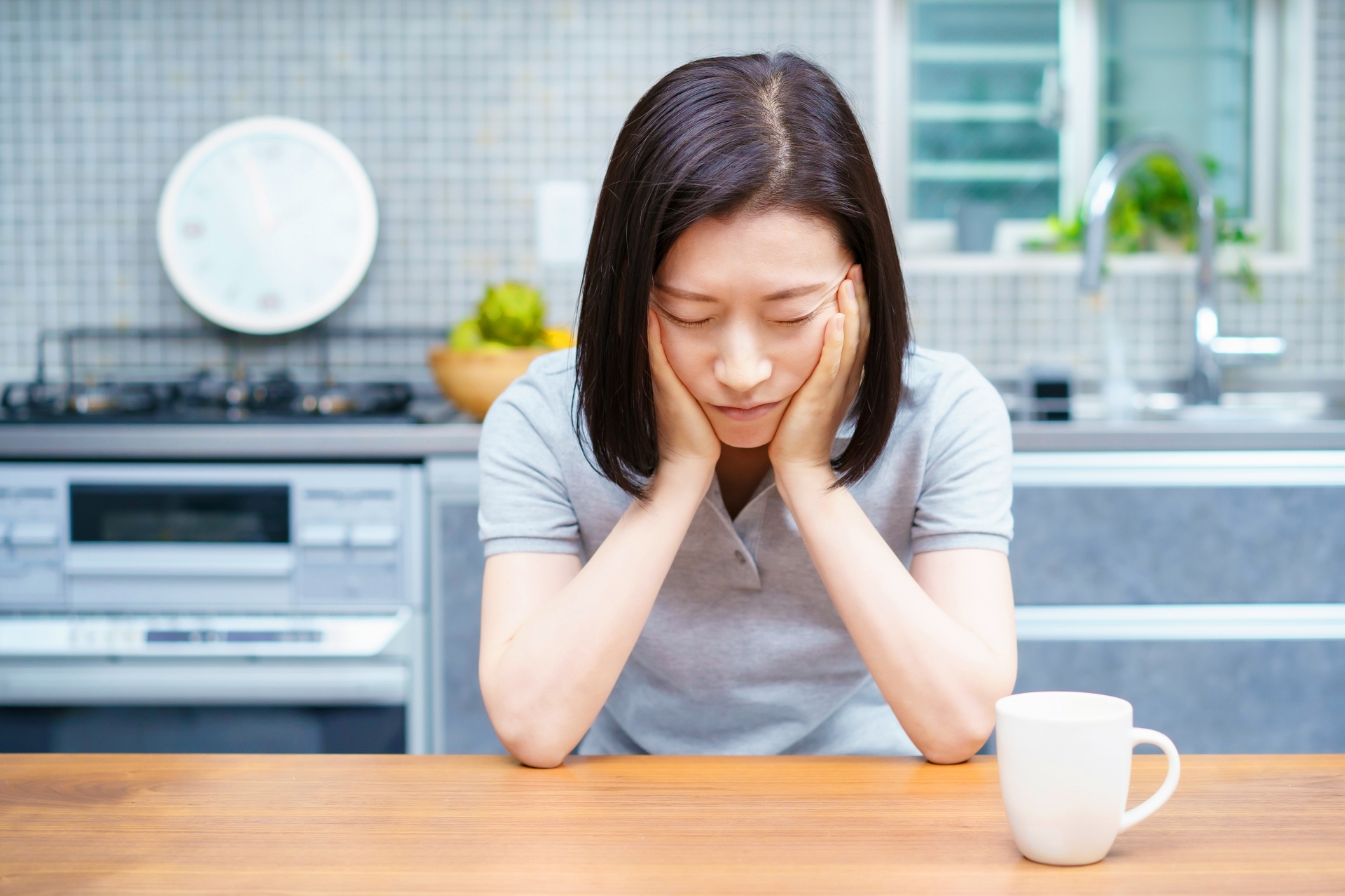 疲れた表情の女性