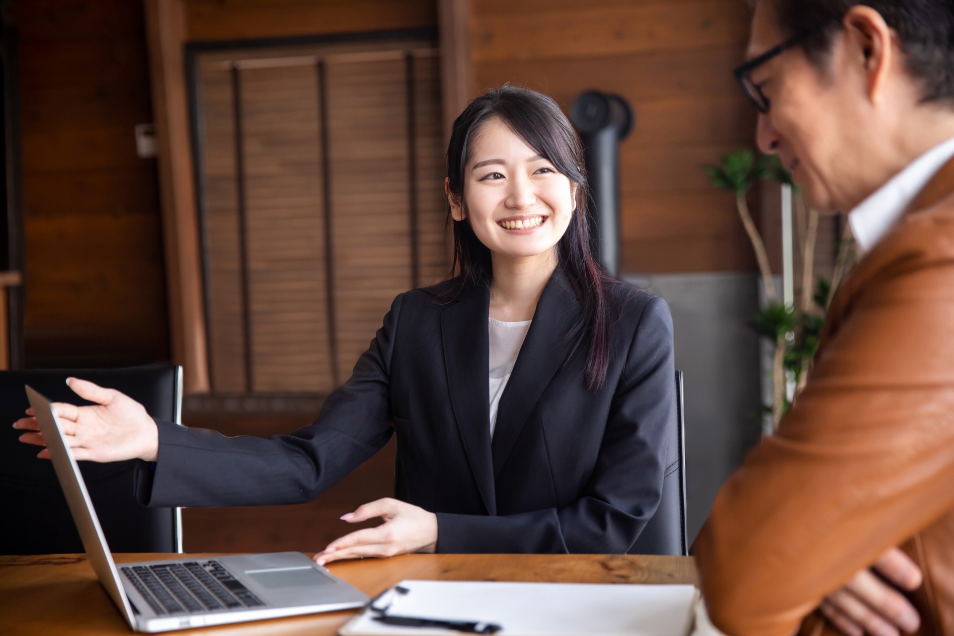 中高年の男性と打ち合わせする女性