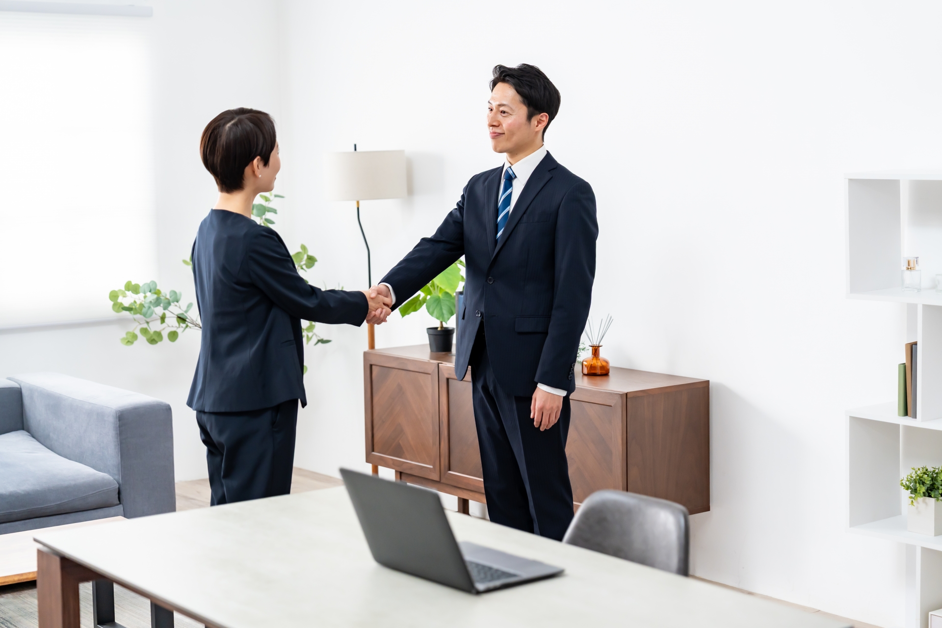握手をする男女
