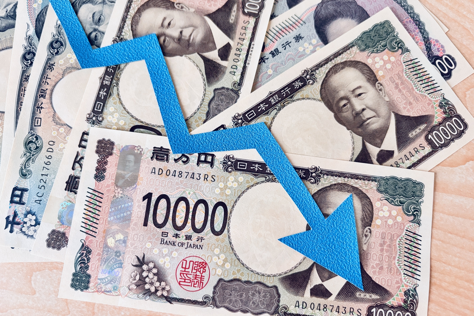 お金と下向きの矢印